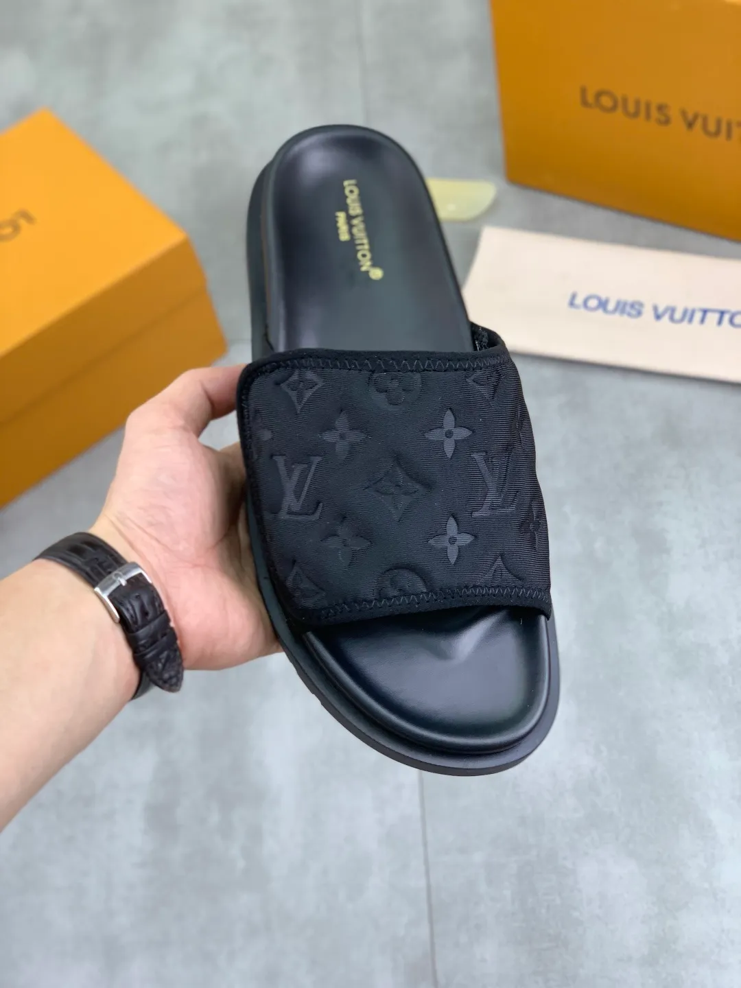 Men's shoes 💰P320 💰[New style]🆘 Original quality [LOUIS VUITTON] The popular Louis Vuitton LV men's slippers on the official website are on sale simultaneously! Original fabric imported from Italy, original factory special supply, code number: 38-44 (45 customized), many colors available